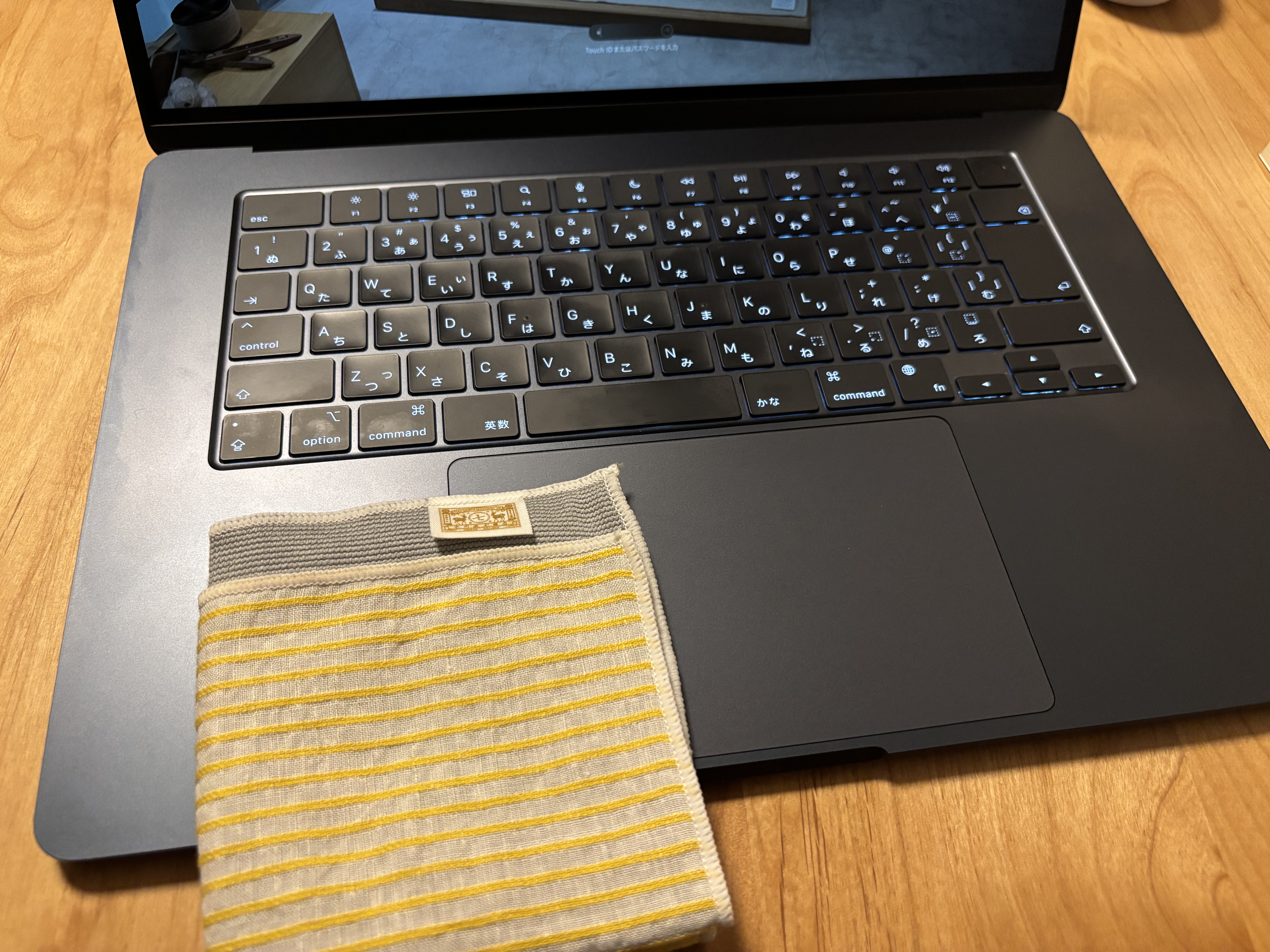 もう画面の指紋にイライラしない。中川政七商店の“めがね拭きハンカチ”が優秀すぎた